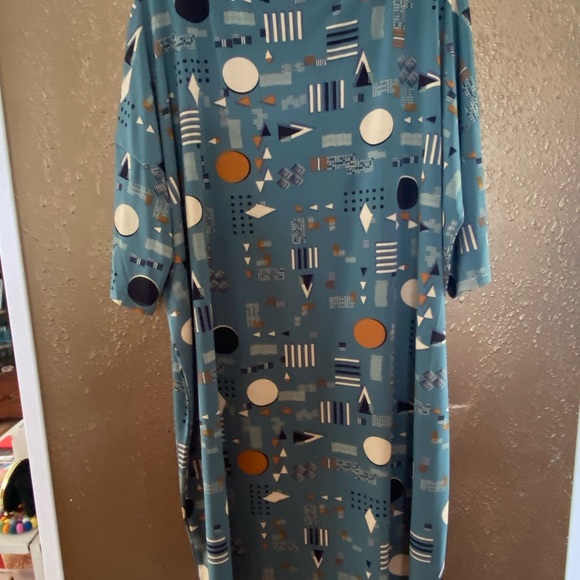 LuLaRoe Dress or Top. Super versatile you can wrap it, tie it, or not 😄 - Picture 6 of 6
